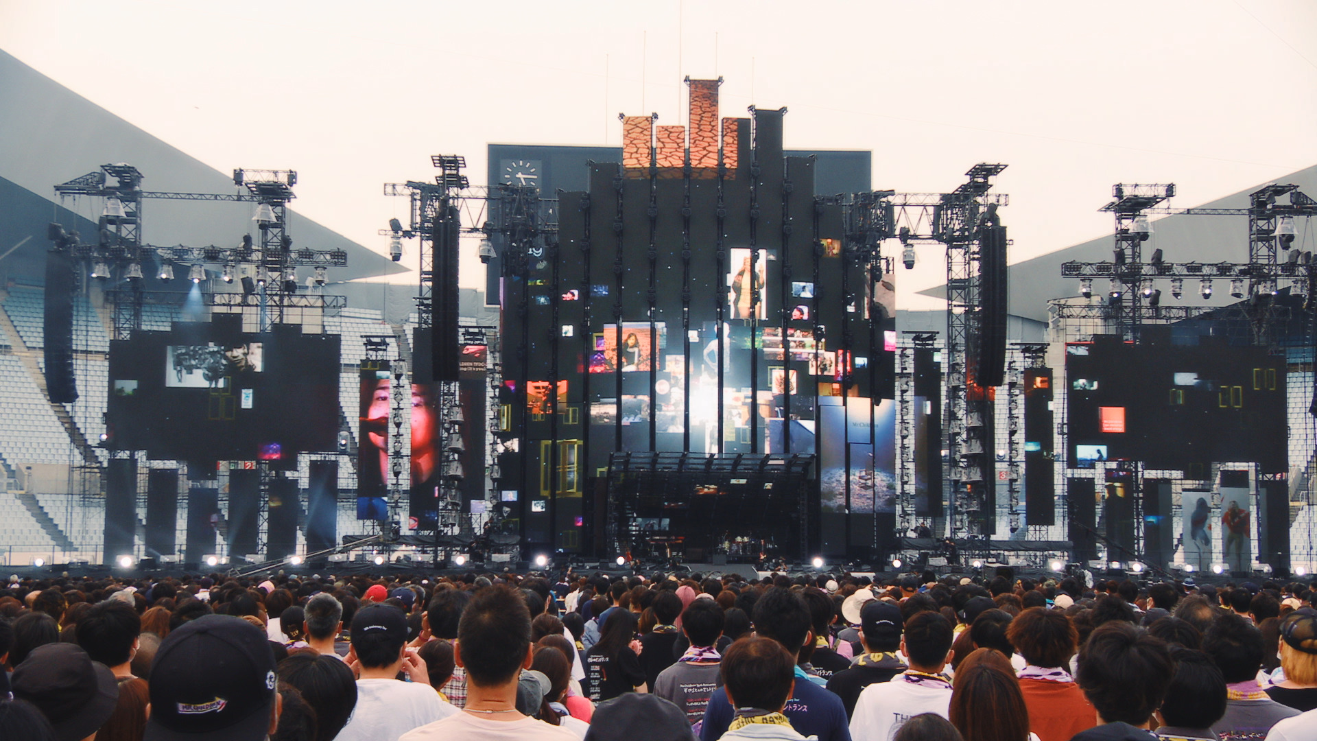 Mr.Children 30th Anniversary Tour 半世紀へのエントランス」Stage 